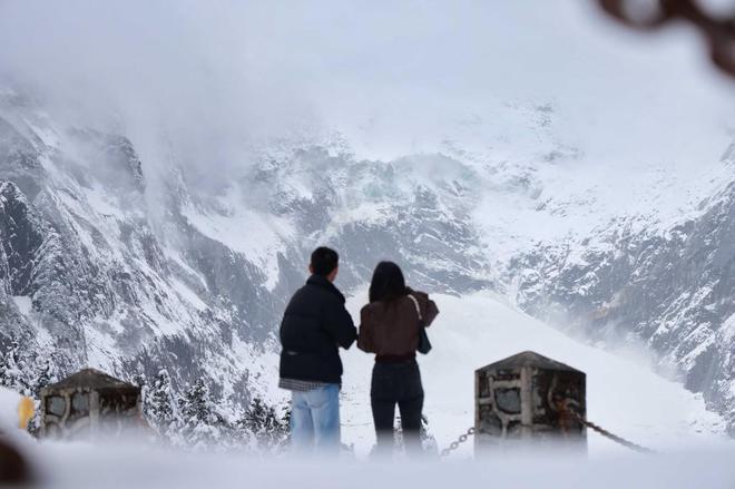 四川贡嘎山上白雪皑皑