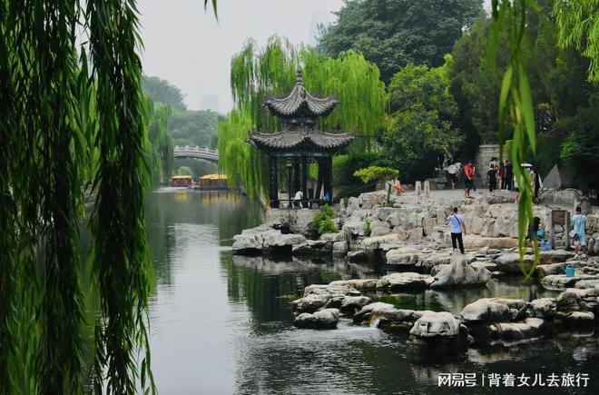 北方唯一的泉城，泉水免费喝，半个城市都是湖