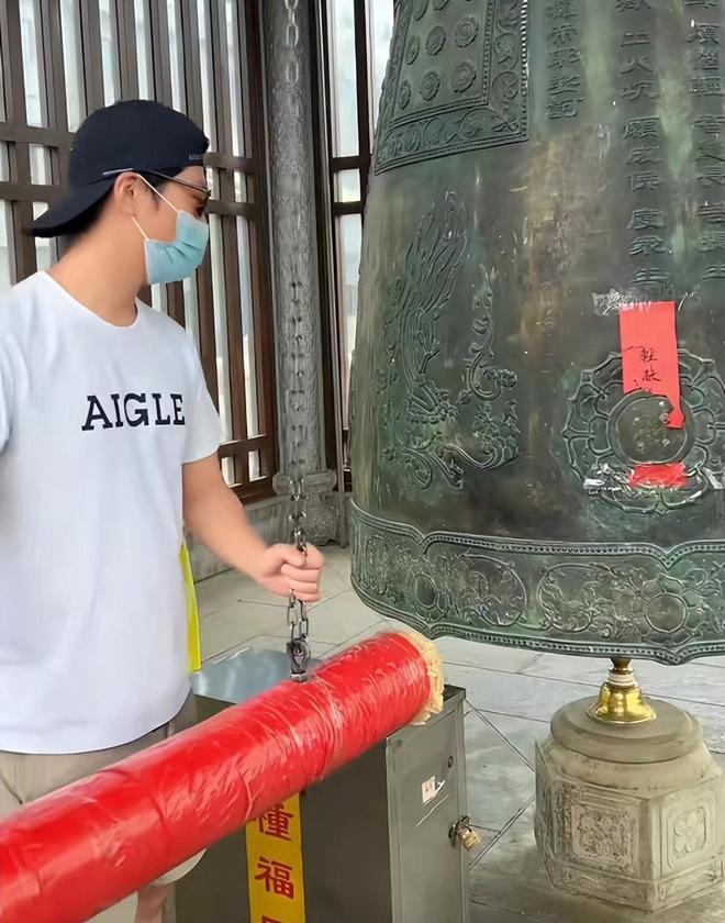 31岁何超莲疑未婚先孕！挺大肚现身寺庙敲钟，窦骁小心呵护