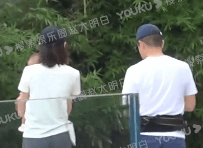 李亚鹏海哈金喜街头抱娃散步 并肩而行感情稳定