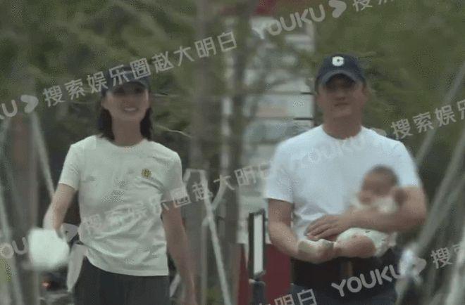 李亚鹏海哈金喜街头抱娃散步 并肩而行感情稳定